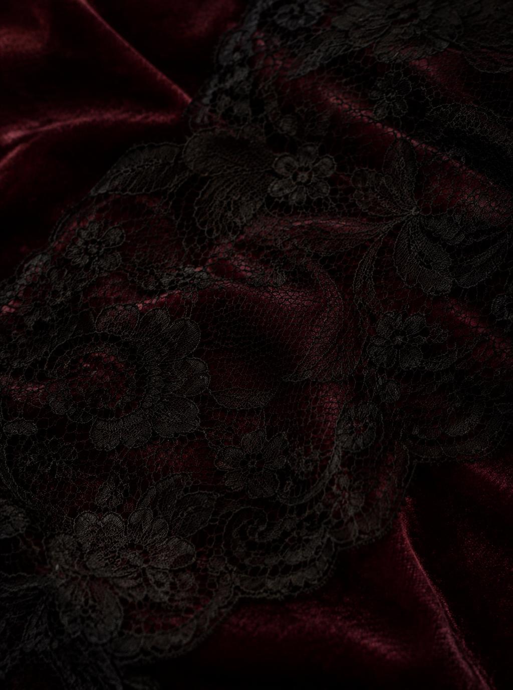 Dentelle noire posée sur velours bordeaux